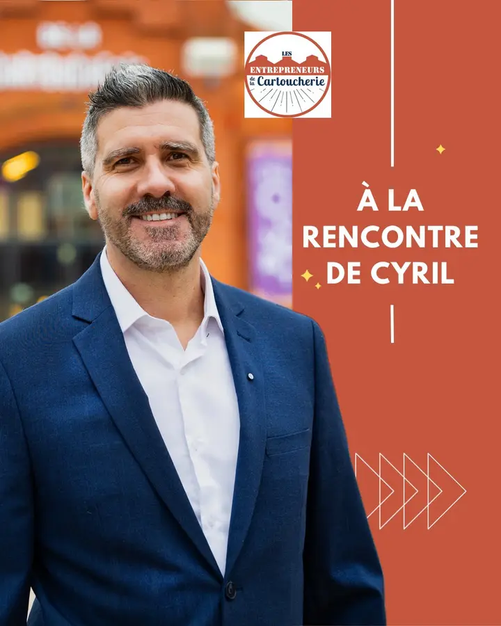 À la rencontre de Cyril. Photo de Cyril, souriant, en veste bleue devant la Halle de la Cartoucherie (photo : @claire_portraits).