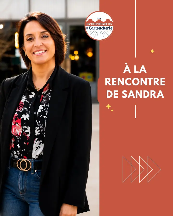 À la rencontre de Sandra. Photo de Sandra, souriante, en veste noire devant la Halle de la Cartoucherie (photo : @claire_portraits).